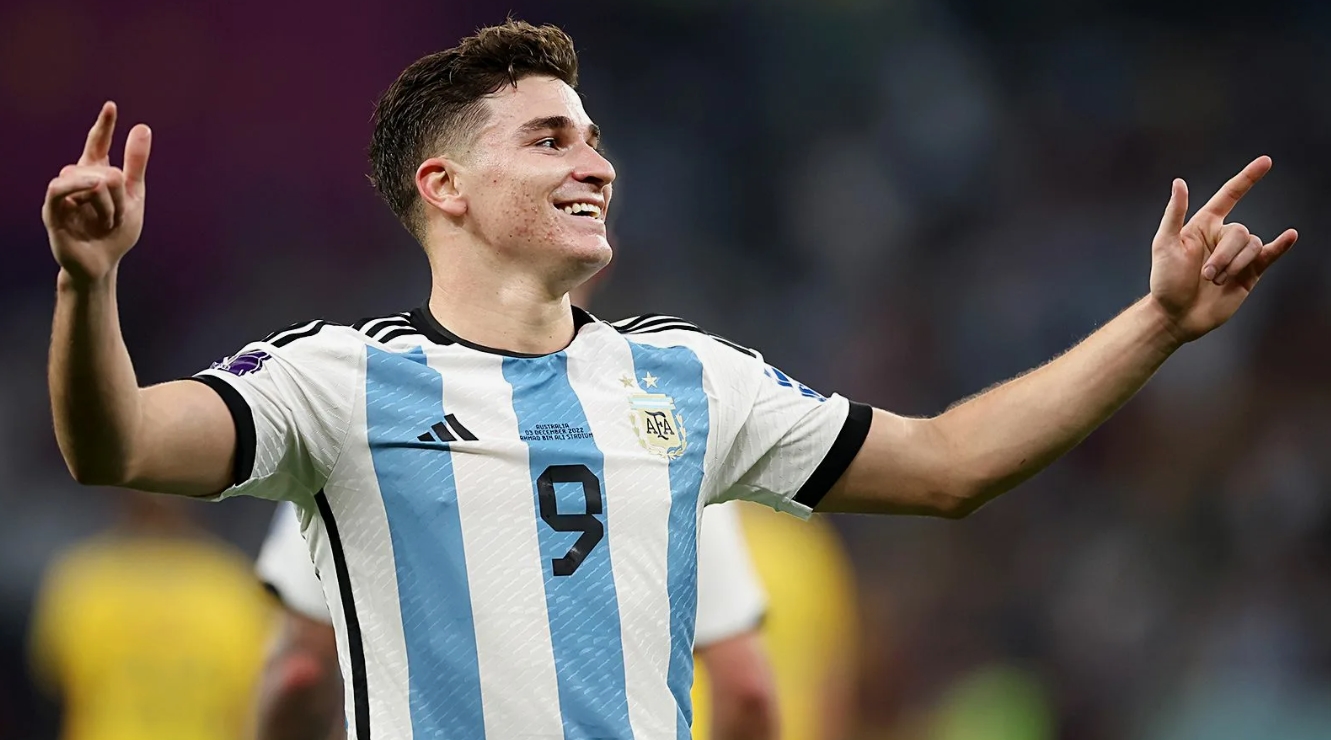 Julian Alvarez futbol vasitəsilə xəyala gedən yol